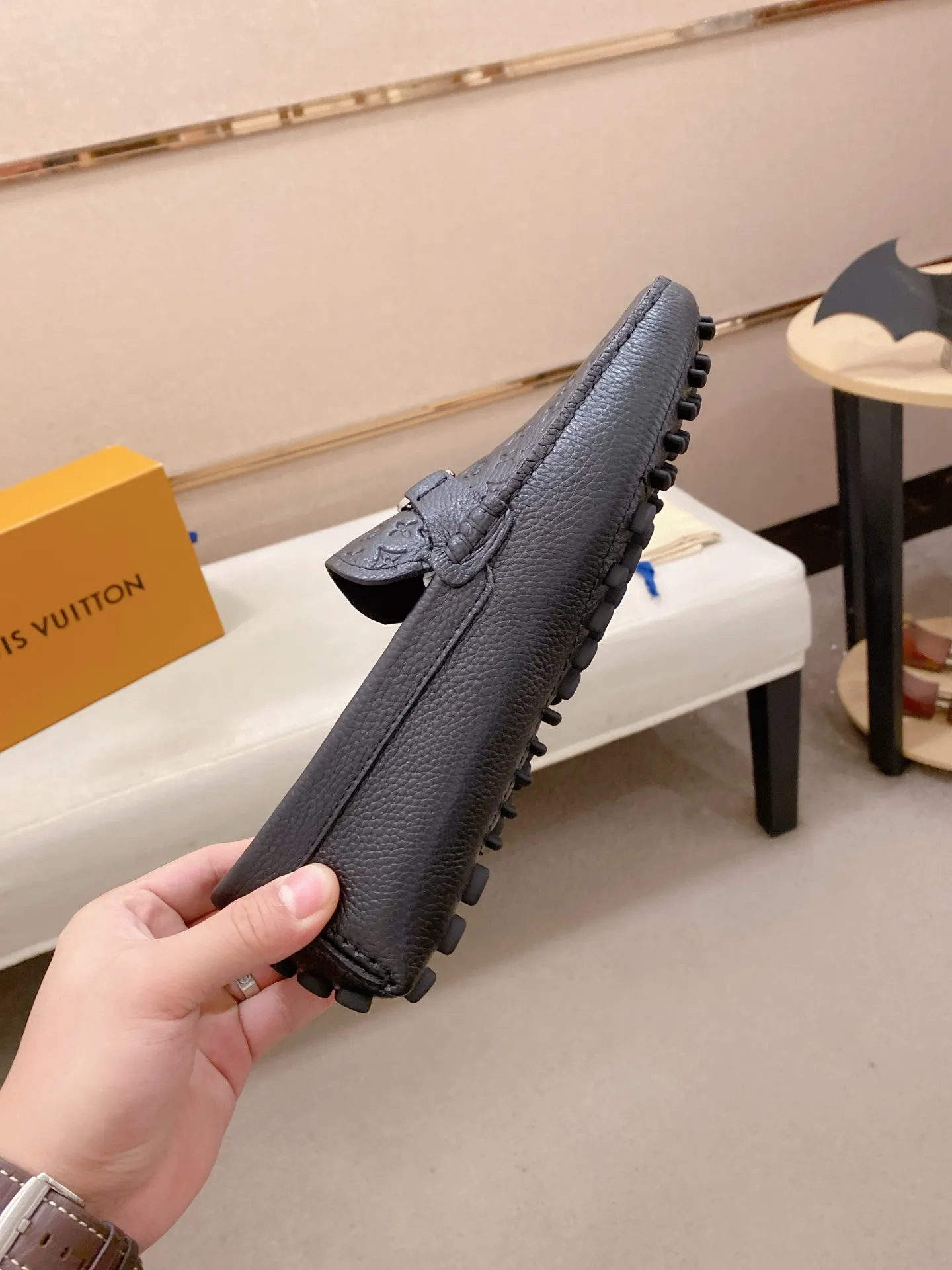 Factory price: 500💰High-end quality! LV 🆕🆕Exclusive hot-selling products in stock🔥🔥New products on the shelves, high-quality Ferragamo men's pea shoes, high-end casual driving shoes, with complete packaging! 💪 💪 Material: imported pebbled first-layer cowhide 🐂 + imported high-quality buffalo leather lining + wear-resistant outsole 👍🏻👍🏻 Features: high-end and comfortable, purely handmade 🚀 🚀 Create the perfect shoe that suits you best 🔥 🔥 Size: (38-44) 45 standard size can be customized!